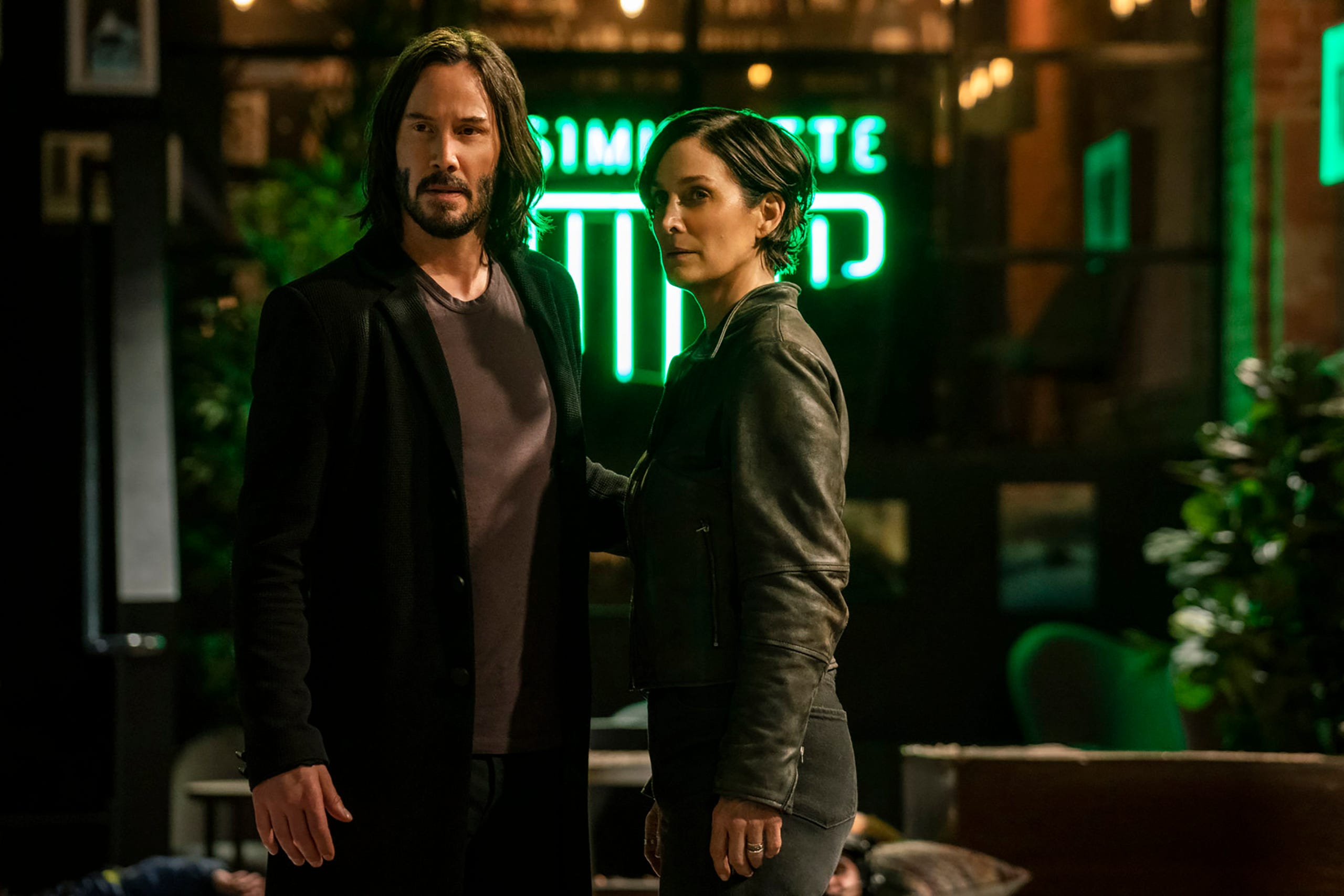 Keanu Reeves ve Carrie Anne-Moss, Neo ve Trinity Olarak Dönüyor Keanu Reeves ve Carrie Anne-Moss, Neo ve Trinity Olarak Dönüyor