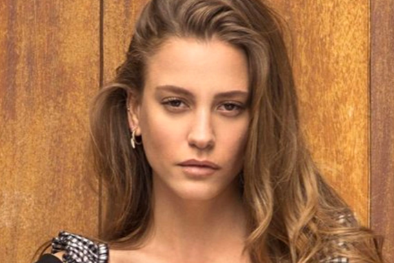 Serenay SarıkayaSerenay Sarıkaya (Devin Akın) Serenay SarıkayaSerenay Sarıkaya (Devin Akın)