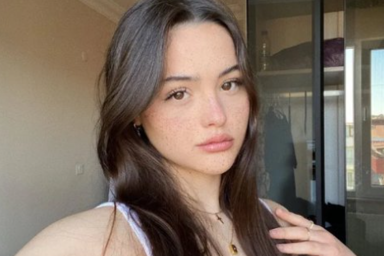 Derya Pınar AkDerya Pınar Ak Derya Pınar AkDerya Pınar Ak
