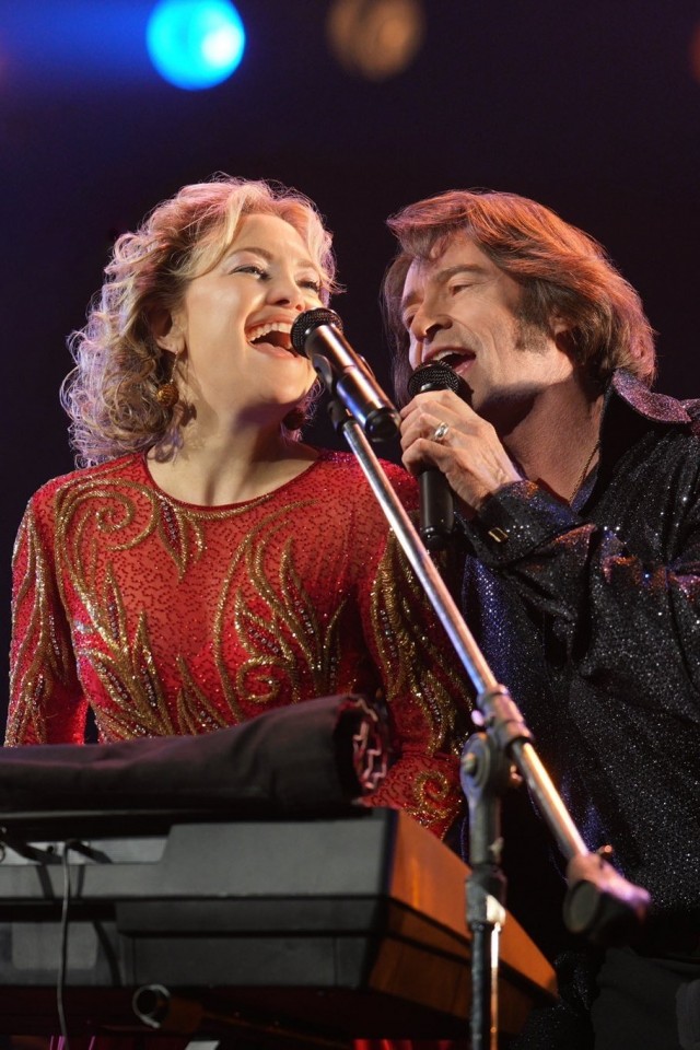 Song Sung Blue (2025) afişi Song Sung Blue (2025) afişi