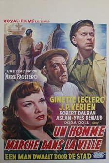 Un Homme Marche Dans La Ville