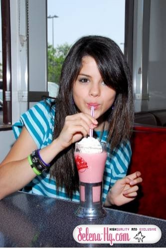 Selena Gomez Fotoğrafları 1483