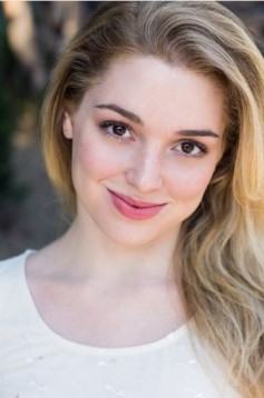 Jennifer Stone Fotoğrafı