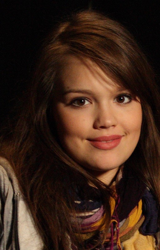 Emilia Schüle Fotoğrafı