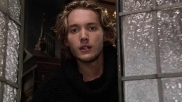 Toby Regbo Fotoğrafı