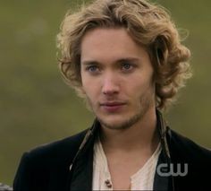 Toby Regbo Fotoğrafı