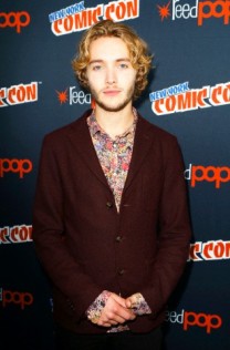 Toby Regbo Fotoğrafı