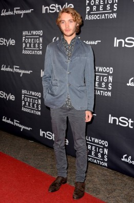 Toby Regbo Fotoğrafı