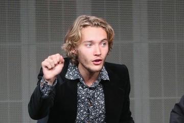 Toby Regbo Fotoğrafı