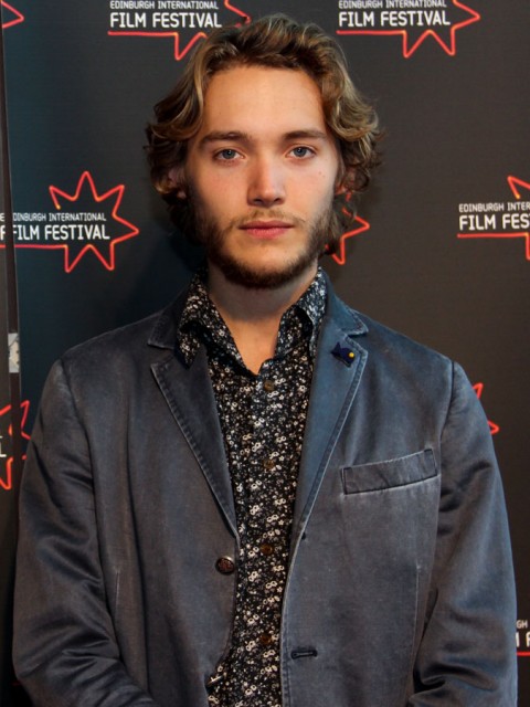 Toby Regbo Fotoğrafı
