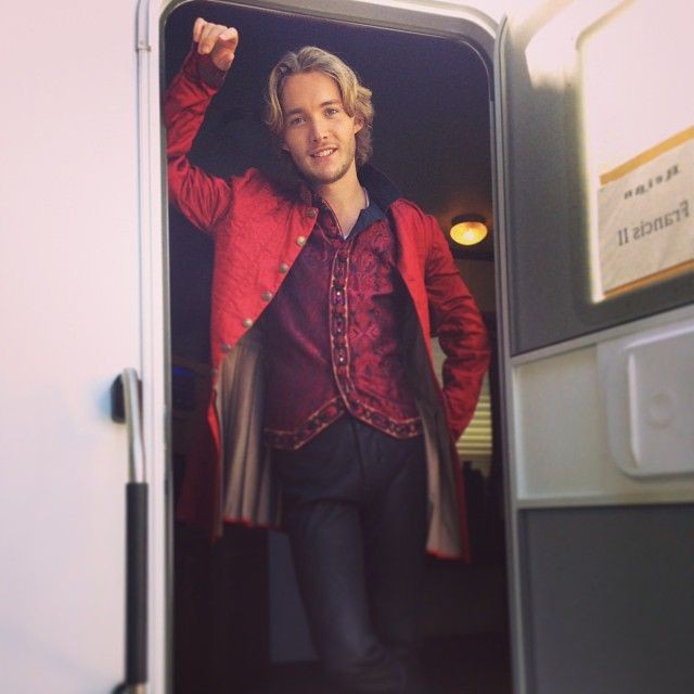 Toby Regbo Fotoğrafı