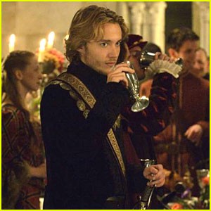 Toby Regbo Fotoğrafı