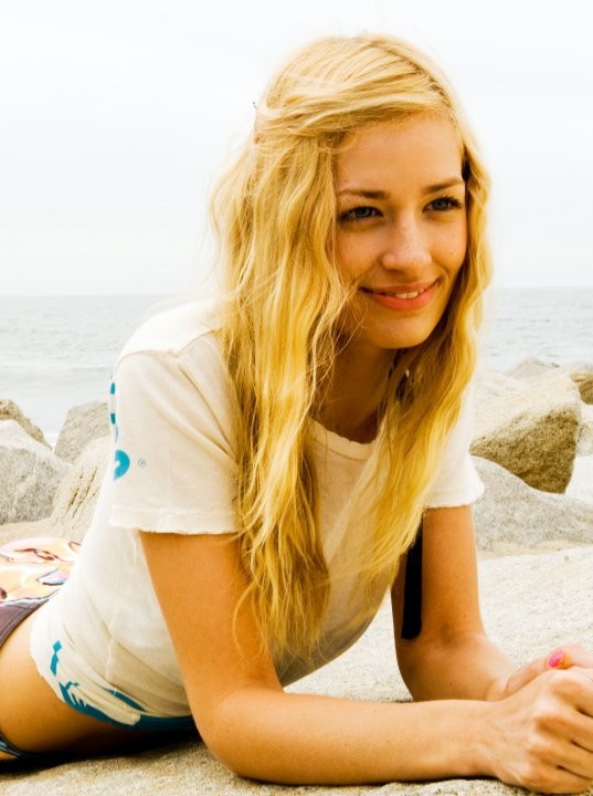 Beth Behrs Fotoğrafı