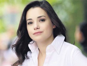 Özgü Namal Fotoğrafı