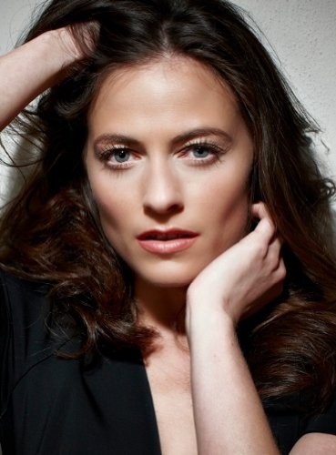 Lara Pulver Fotoğrafı