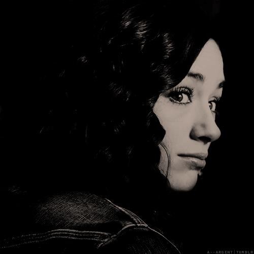 Crystal Reed Fotoğrafı