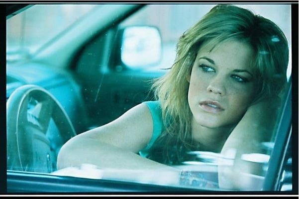 Courtney Hope fotoğrafı