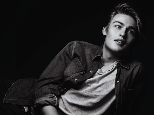 Douglas Booth Fotoğrafı