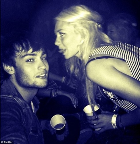 Douglas Booth Fotoğrafı