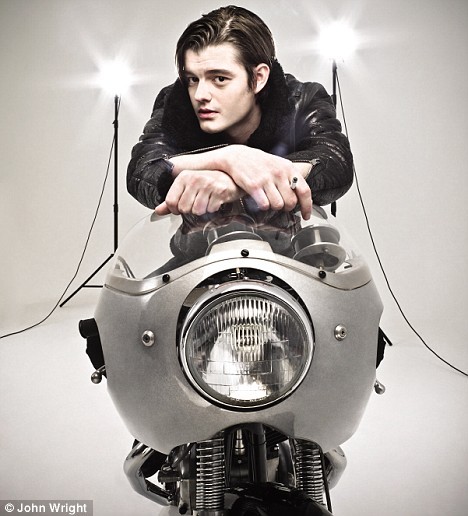 Sam Riley Fotoğrafları 7