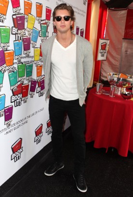 Drew Van Acker Fotoğrafı