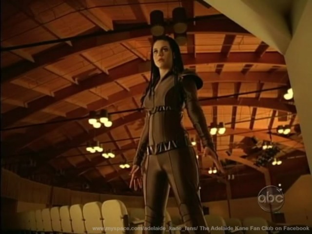 Adelaide Kane Fotoğrafı