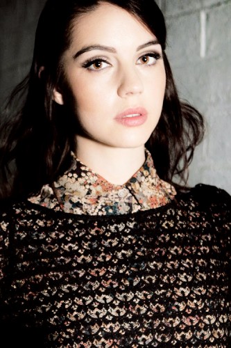 Adelaide Kane Fotoğrafı