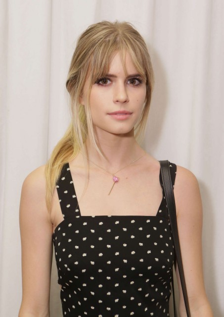 Carlson Young Fotoğrafları 8