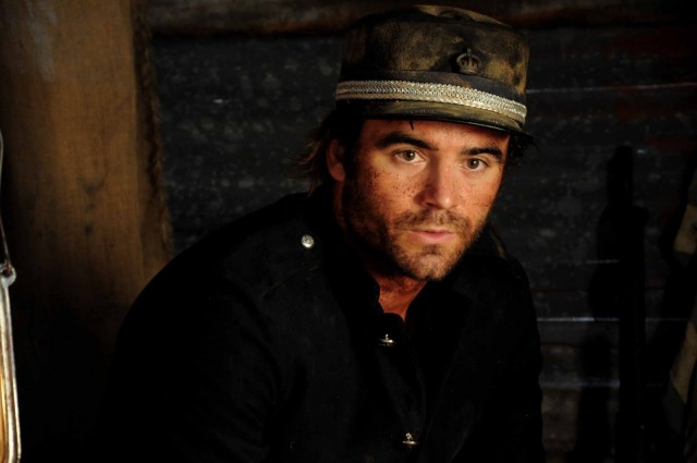 Dustin Clare Fotoğrafları 22