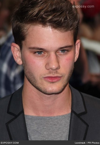 Jeremy Irvine Fotoğrafı