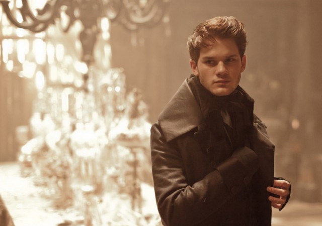 Jeremy Irvine Fotoğrafları 26