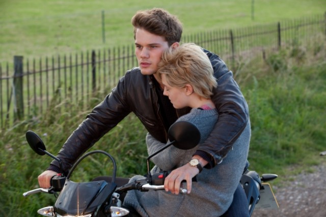 Jeremy Irvine Fotoğrafları 27