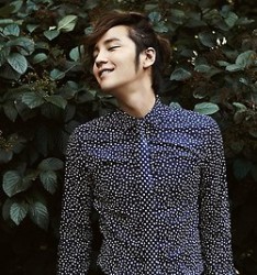 Yoon Si Yoon Fotoğrafı