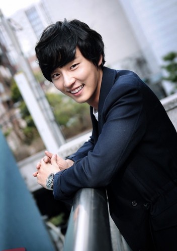 Yoon Si Yoon Fotoğrafı