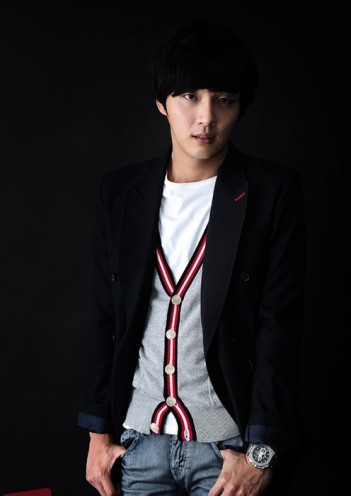 Yoon Si Yoon Fotoğrafı