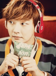 Yoon Si Yoon Fotoğrafı