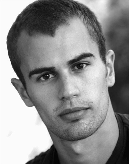 Theo James Fotoğrafı