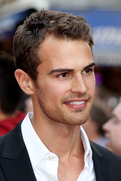 Theo James Fotoğrafları 17