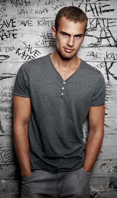 Theo James Fotoğrafı