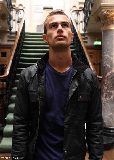 Theo James Fotoğrafı