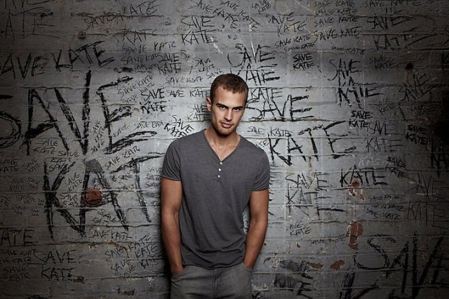 Theo James Fotoğrafı