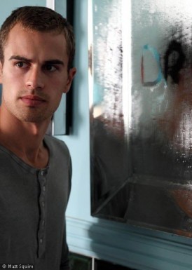 Theo James Fotoğrafı
