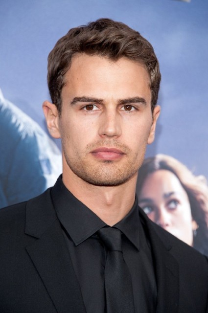 Theo James Fotoğrafları 36