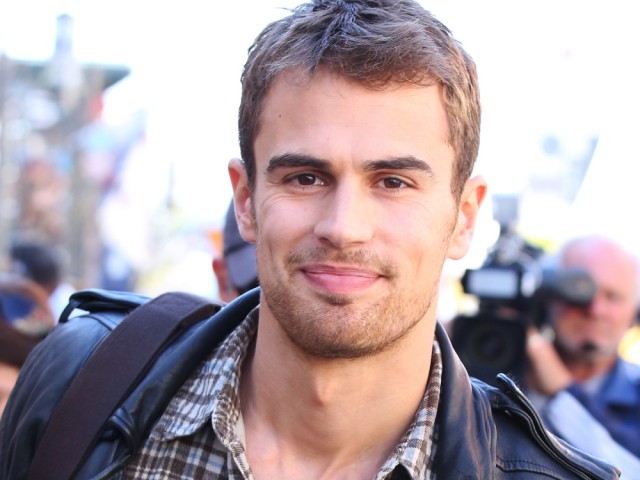 Theo James Fotoğrafları 44