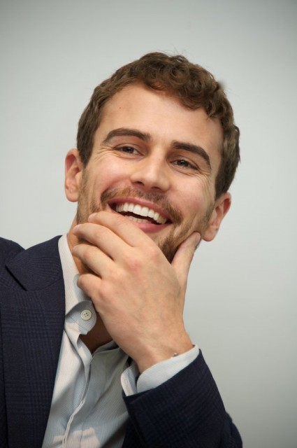 Theo James Fotoğrafı