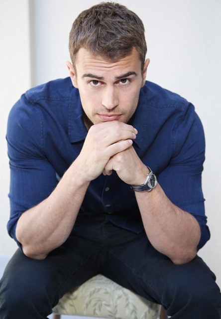 Theo James Fotoğrafı