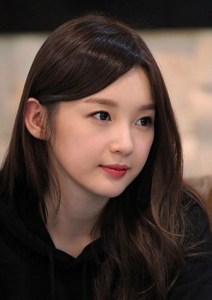 Kang Min-kyeong Fotoğrafı