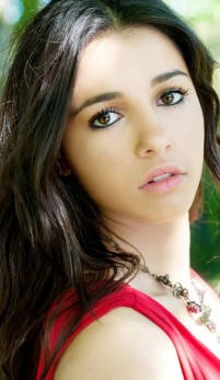 Naomi Scott Fotoğrafı