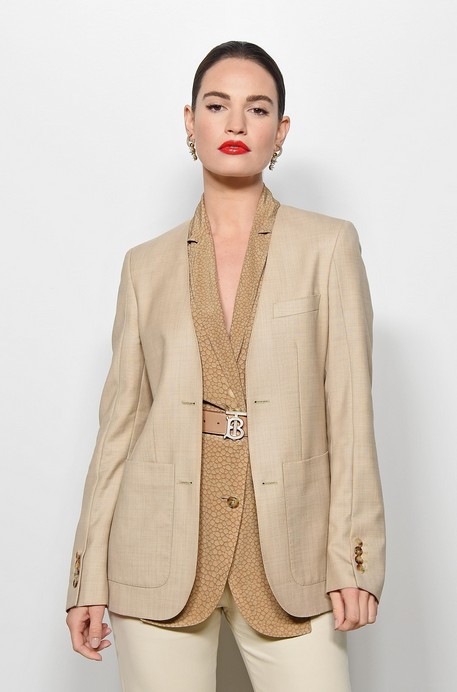 Lily James Fotoğrafı