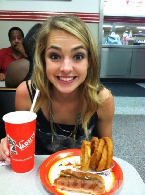 Katelyn Tarver Fotoğrafı